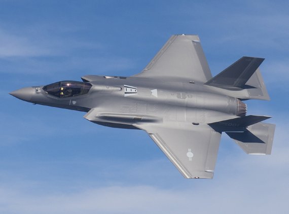 F-35A 스텔스 전투기, 우리 공군은 39대 도입해 운용하고 있다. 2019년 12월 최초 전력화한 우리 공군의 F-35는 5세대 다목적 스텔스 전투기로 전자전 수행능력 등 통합항전시스템을 갖추고 있다. 최고 속도는 마하 1.6(시속 1958.4㎞), 전투행동반경은 1000㎞ 이상이다. 사진=공군 제공