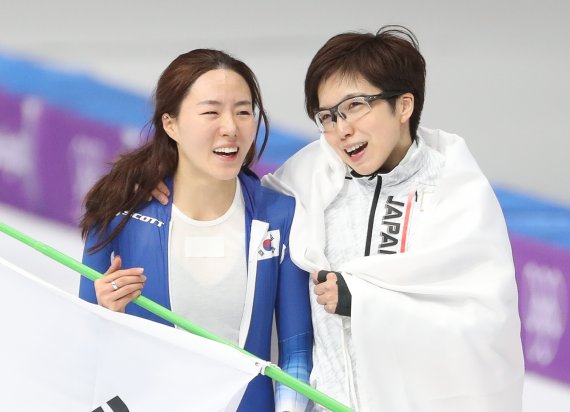 대한민국 이상화가 18일 강원도 강릉 스피드스케이팅 경기장 오벌에서 열린 2018 평창동계올림픽 스피드 스케이팅 여자 500m 경기를 마친 뒤 고다이라 나오(일본)와 미소 짓고 있다. 이상화는 이날 37초33으로 은메달을, 고다이라 나오는 36초94로 올림픽 신기록을 세우며 금메달을 확정 지었다. 2018.2.18/뉴스1 © News1 허경 기자
