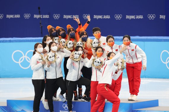 13일 오후 중국 베이징 수도실내체육관에서 열린 2022 베이징 동계올림픽 쇼트트랙 여자 3000m 계주 결승 경기에서 은메달을 차지한 대한민국 선수들이 금메달을 차지한 네덜란드, 동메달을 차지한 중국 대표팀 선수들과 기념 셀카를 찍고 있다. © News1