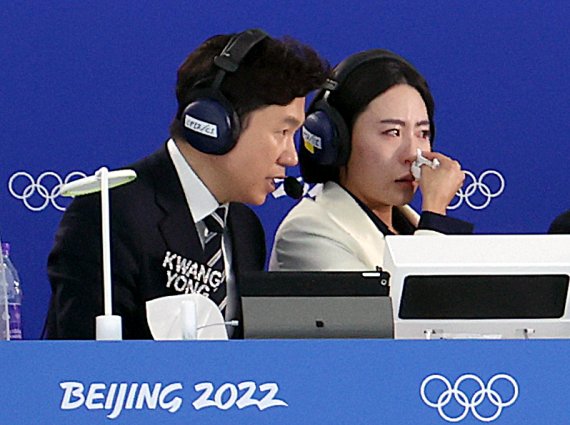 2022 베이징 동계올림픽 스피드 스케이팅 여자 500m 경기 한국 김민선의 차례가 끝나자 이상화 KBS 해설위원이 눈물을 보이고 있다.<div id='ad_body3' class='mbad_bottom' ></div> /사진=뉴시스