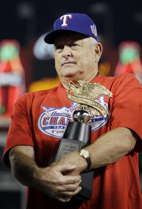 【텍사스=AP/뉴시스】텍사스는 23일(한국시간) 미국 알링턴 레인저스볼파크에서 열린 뉴욕 양키스와의 아메리칸리그 챔피언십시리즈 6차전에서 선발 콜비 루이스의 호투와 타선의 지원에 힘입어 6-1로 승리, 팀 창단 이후 처음으로 월드시리즈 진출에 성공했다. 사진은 승리를 아메리칸리그 우승 트로피를 들고 있는 놀란 라이언 사장.