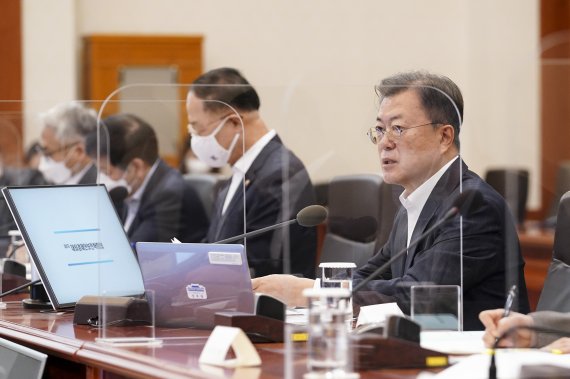 文대통령 "공급망 위기, 韓 경제 체질·산업 경쟁력 강화 기회로"