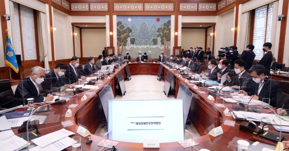 [서울=뉴시스] 전진환 기자 = 문재인 대통령이 14일 청와대 본관에서 열린 대외경제안보전략회의를 주재하며 발언하고 있다. 2022.02.14. amin2@newsis.com