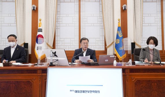 [서울=뉴시스] 전진환 기자 = 문재인 대통령이 14일 청와대 본관에서 열린 대외경제안보전략회의를 주재하며 발언하고 있다. 2022.02.14. amin2@newsis.com