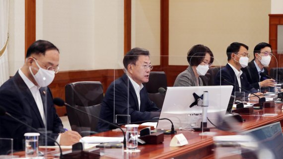 [서울=뉴시스] 전진환 기자 = 문재인 대통령이 14일 청와대 본관에서 열린 대외경제안보전략회의를 주재하며 발언하고 있다. 2022.02.14. amin2@newsis.com