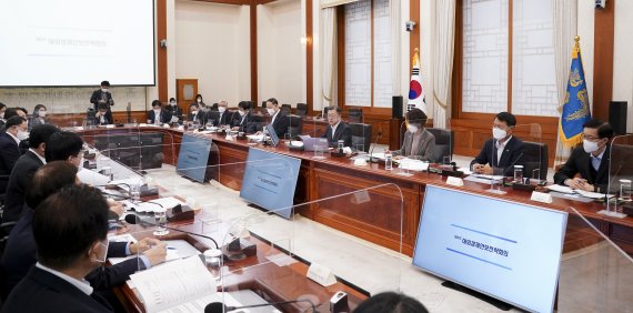 [서울=뉴시스] 전진환 기자 = 문재인 대통령이 14일 청와대 본관에서 열린 대외경제안보전략회의를 주재하며 발언하고 있다. 2022.02.14. amin2@newsis.com