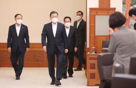 [서울=뉴시스] 전진환 기자 = 문재인 대통령이 14일 청와대 본관에서 열린 대외경제안보전략회의에 참석하고 있다. 2022.02.14. amin2@newsis.com