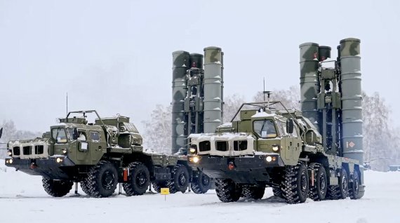 러시아군의 s-400 대공 미사일 전차가 훈련을 위해 잠시 정차하고 있다.<div id='ad_body3' class='mbad_bottom' ></div> /사진=러시아 국방부 제공