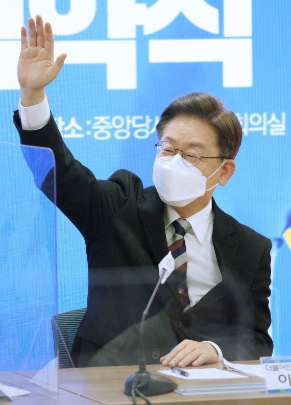 이재명 더불어민주당 대선 후보가 10일 서울 여의도 중앙당사에서 열린 직능본부 공중위생단체협의회 정책협약식에서 참석자들을 향해 인사하고 있다. 사진=뉴시스