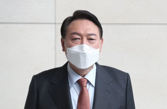 윤석열 국민의힘 대선후보가 13일 오후 서울 송파구 롯데 시그니엘에서 마이크 펜스 전 미국 부통령을 면담하고 나온 뒤 취재진 질문에 답하고 있다. 사진=뉴시스