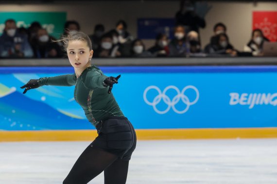 금지 약물을 복용해 논란에 휩싸인 러시아올림픽위원회(ROC)의 카밀라 발리예바가 14일 중국 베이징 피겨트레이닝홀에서 훈련을 하고 있다. 스포츠중재재판소(CAS)의 결정에 따라 발리예바는 15일 열리는 피겨 쇼트프로그램에 예정대로 출전한다. /사진=뉴스1