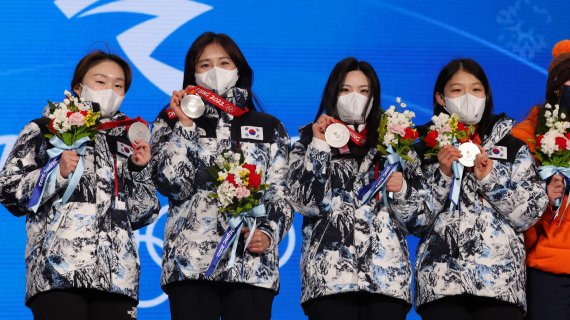 2022 베이징 동계올림픽 쇼트트랙 계주 3000m에서 2위를 차지한 대한민국 쇼트트랙 여자대표팀이 14일 오후 중국 베이징 메달 플라자 열린 메달 수여식에서 은메달을 수여받은 뒤 메달을 들어 보이고 있다. 왼쪽부터 최민정, 김아랑, 이유빈, 서휘민. 사진=뉴스1화상