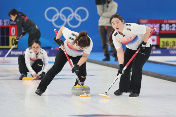 14일 오후 중국 베이징 국립아쿠아틱센터에서 열린 2022 베이징 동계올림픽 여자 컬링 단체전 대한민국과 일본의 경기에서 '팀 킴'의 리드 김선영과 세컨 김영미가 스위핑을 하고 있다. 뉴스1 제공