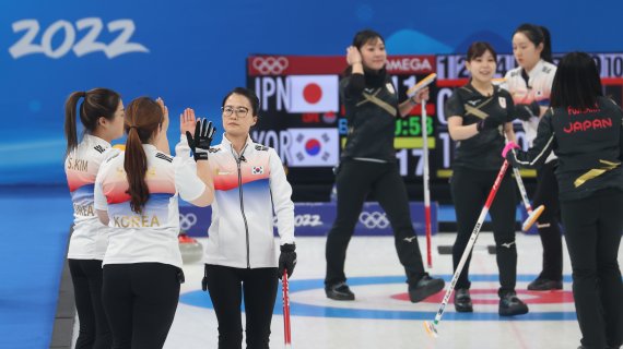 中에 패했지만 日에 승리했다, 컬링 '팀킴' 4강 진출 희망 쐈다