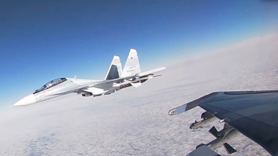 ロシアの Su-30SM ジェット戦闘機は、2022 年 2 月 14 日に公開されたビデオから取得されたこの静止画像で、ベラルーシ空域でのベラルーシ空軍との合同軍事演習中に飛行します。ロシア国防省。 画像 = ニュース 1
