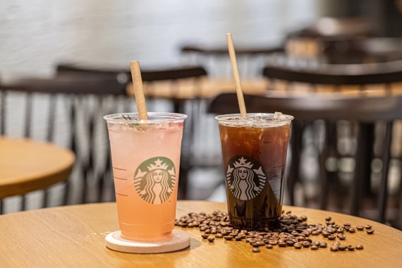 스타벅스 커피 코리아 매장에서 사용 중인 다양한 굵기(지름)의 리앤비 종이 빨대 © 뉴스1