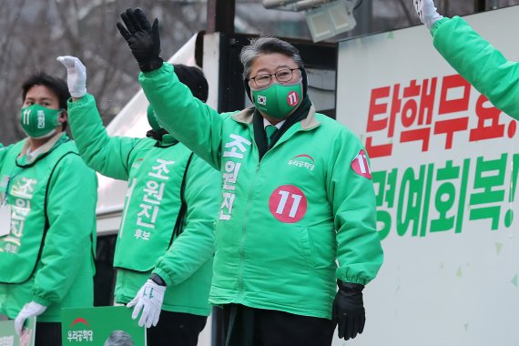 대선 공식 선거운동 첫날인 15일 오전 서울 종로구 세종대로사거리 인근에서 조원진 우리공화당 대선후보가 유세하고 있다. 사진=뉴시스화상