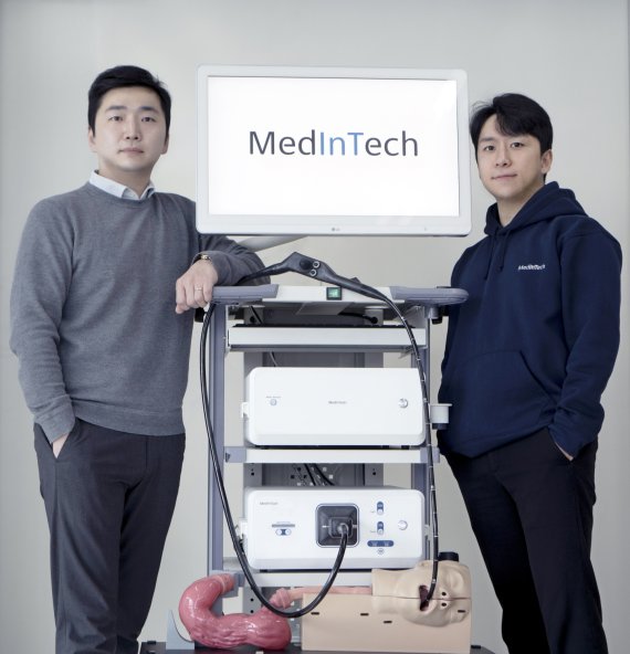 메디인테크를 공동 창업한 한국전기연구원 이치원 박사(왼쪽)와 김명준 박사가 자체 개발한 스마트 연성 내시경을 설명하고 있다. 전기연구원 제공