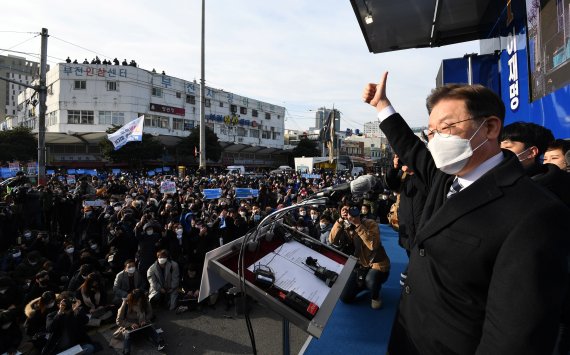 이재명 더불어민주당 대선 후보가 제20대 대통령 선거 공식 선거운동이 시작된 15일 오전 부산 진구 부전역에서 열린 첫 공식유세에서 시민들에게 지지를 호소하고 있다. 이 후보는 이날 대선 최대 승부처 부산을 시작으로 대구, 대전, 서울을 올라오는 경부선 상행선 코스를 밟으며 22일간의 대장정에 돌입했다. 사진=뉴스1