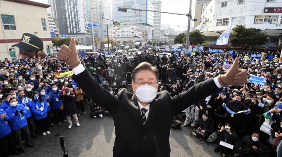 李 첫 유세는 부산.. "부산 디비지면 韓 디비진다" [현장]