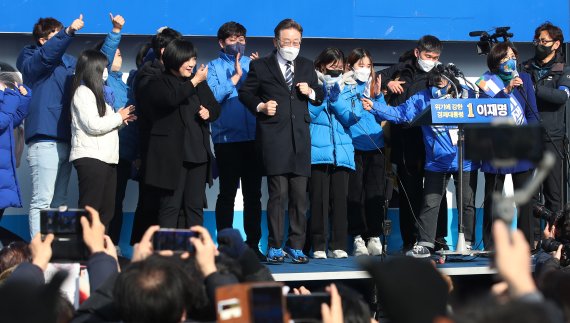 이재명 더불어민주당 대선 후보가 제20대 대통령 선거 공식 선거운동이 시작된 15일 오전 부산 진구 부전역에서 열린 첫 공식유세에서 한 청년으로부터 선물받은 새 운동화를 신고 폴짝 폴짝 뛰고 있다. 이 후보는 이날 대선 최대 승부처 부산을 시작으로 대구, 대전, 서울을 올라오는 경부선 상행선 코스를 밟으며 22일간의 대장정에 돌입했다. 2022.2.15. 뉴스1.