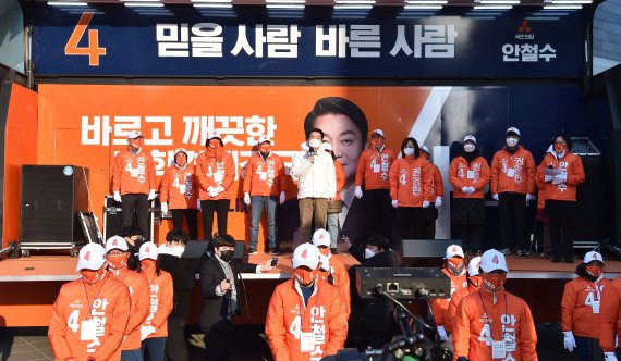 [대구=뉴시스] 이무열 기자 = 제20대 대통령선거 공식 선거운동 첫날인 15일 오전 안철수 국민의당 대선 후보가 대구 중구 현대백화점 앞에서 출근길 시민들에게 지지를 호소하고 있다. 2022.02.15. lmy@newsis.com