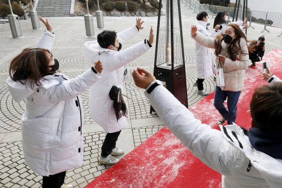 15일 오전 서울 관악구 서울대학교에서 열린 '2022학년도 새내기대학' 행사에 참석한 새내기들이 행사장으로 들어서며 재학생 선배들의 환영을 받고 있다. 2022.2.15/뉴스1 © News1 민경석 기자