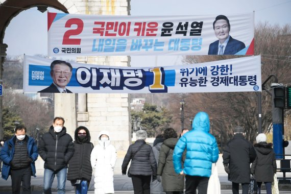 제20대 대통령선거 공식 선거운동 시작일인 15일 서울 독립문역 사거리에 이재명 더불어민주당 대선 후보와 윤석열 국민의 힘 대선 후보의 현수막이 게시되어 있다. 사진=박범준 기자