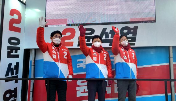 [천안=뉴시스] 이종익 기자 = 제20대 대통령 선거 공식 선거운동이 시작된 15일 오전 충남 천안시청 사거리에서 열린 윤석열 국민의힘 대선후보의 공식유세에서 이창수·이정만·신범철 천안지역 당협위원장들이 지지를 호소하고 있다. 2022.02.15. 007news@newsis.com *재판매 및 DB 금지