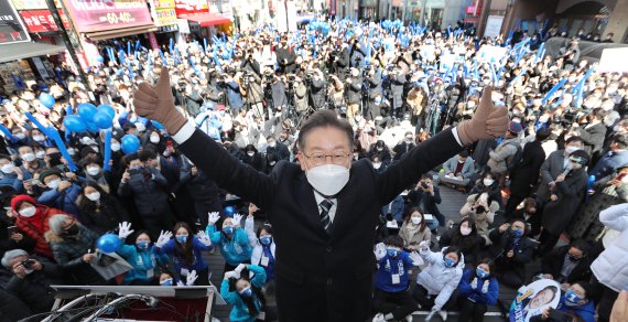 제20대 대통령선거 공식 선거운동이 시작된 15일 이재명 더불어민주당 대선 후보가 대구 동성로에서 지지를 호소하고 있다. 2022.02.15. 사진=뉴시스