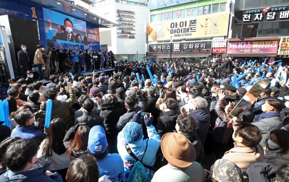 이재명 더불어민주당 대선 후보가 제20대 대통령 선거 공식 선거운동이 시작된 15일 오후 대구 중구 동성로에서 열린 거리유세에서 지지를 호소하고 있다. 이 후보는 이날 대선 최대 승부처 부산을 시작으로 대구, 대전, 서울을 올라오는 경부선 상행선 코스를 밟으며 22일간의 대장정에 돌입했다. 2022.2.15/뉴스1