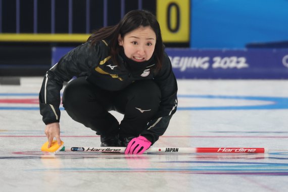 14일 오후 중국 베이징 국립아쿠아틱센터에서 열린 2022 베이징 동계올림픽 여자 컬링 단체전 대한민국과 일본의 경기에서 일본 스킵 후지사와 사츠키가 스위핑을 지시하고 있다. 2022.2.14/뉴스1 © News1 안은나 기자 /사진=뉴스1