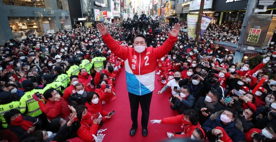 윤석열 국민의힘 대선 후보가 제20대 대통령 공식 선거운동 시작일인 15일 오후 부산 서면 젊음의거리에서 지지를 호소하고 있다. 2022.2.15/뉴스1 © News1 구윤성 기자