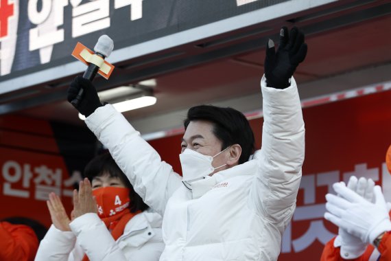 안철수 국민의당 대선후보가 제20대 대통령 선거 공식 선거운동이 시작된 15일 오후 경북 안동시 중앙신시장 앞에서 유세를 펼치며 지지를 호소하고 있다. 2022.2.15/뉴스1 © News1 이승배 기자