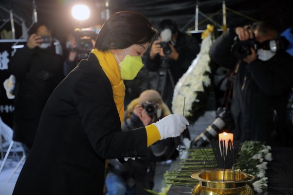 심상정 정의당 대선 후보가 15일 오후 광주 서구 화정동 현대산업개발 아파트 신축공사 붕괴사고 현장에 마련된 피해자 합동분향소에서 분향하고 있다. 2022.02.15/뉴스1 © News1 이수민 기자