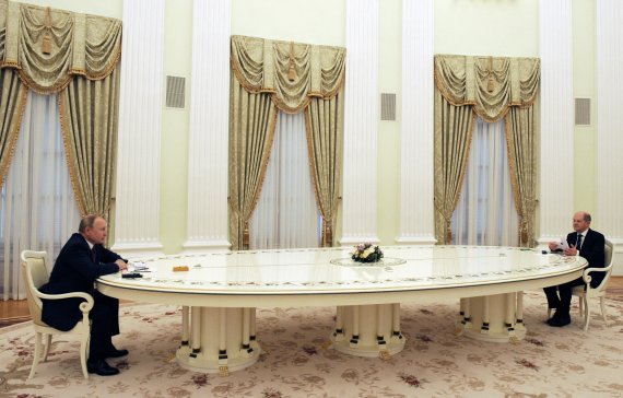블라디미르 푸틴 러시아 대통령이 지난달 15일(현지시간) 모스크바에서 올라프 슐츠 독일 총리와 우크라이나 사태에 대해 논의하고 있다. REUTERS/뉴스1 /사진=뉴스1 외신화상