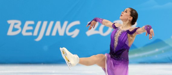 15일 중국 베이징 캐피털 실내경기장에서 열린 피겨 스케이팅 여자 싱글 쇼트 프로그램에서 카밀라 발리예바(러시아 올림픽 위원회·ROC)가 연기하고 있다.뉴시스