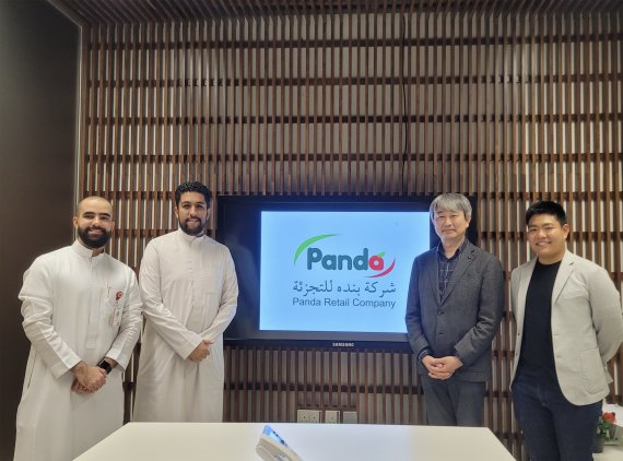 삼양식품 문용욱 이사회 의장(오른쪽 두번째)이 판다 리테일(PANDA Retail) 관계자들과 지난 15일 사우디아라비아에서 제품 입점 기념 사진을 촬영하고 있다.