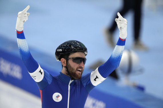 러시아올림픽위원회(ROC)의 다닐 알도쉬킨(21)은 15일 열린 2022 베이징동계올림픽 스피드스케이팅 남자 팀 추월에서 은메달을 목에 걸었다. 준결승에서 결승선을 통과하며 가운데손가락을 올리는 세리머니를 펼치고 있다. /사진=뉴시스