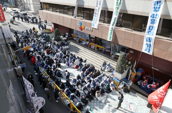 [서울=뉴시스] 조성우 기자 = 민주노총 전국택배노조 조합원들이 16일 오전 서울 중구 CJ대한통운 본사 앞에서 CJ대한통운 규탄 집회를 열고 과로사 방지를 위한 사회적 합의 이행을 촉구하고 있다. 2022.02.16. xconfind@newsis.com