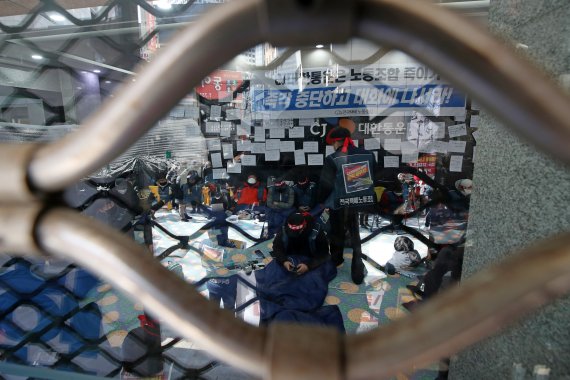 [서울=뉴시스] 조성우 기자 = 16일 오전 서울 중구 CJ대한통운 본사에서 전국택배노동조합 조합원들이 점거 농성을 하고 있다. 2022.02.16. xconfind@newsis.com