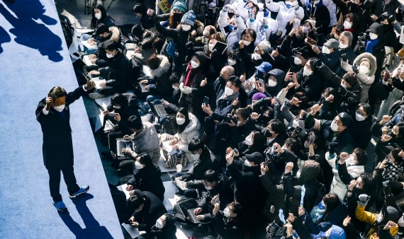 李 "코로나 봉쇄 못한다.. 스마트 방역, 경제 부스터샷 가자"