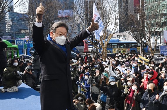 [서울=뉴시스] 국회사진기자단 = 이재명 더불어민주당 대선 후보가 16일 서울 강남구 강남역 인근에서 열린 'JM은 강남스타일!' 선거 유세에서 지지를 호소하고 있다.