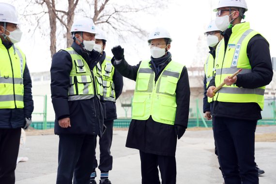 김한영 국가철도공단 이사장(오른쪽 3번째)이 16일 대전북연결선 건설현장을 찾아 사업 진행상황을 점검하고 있다.