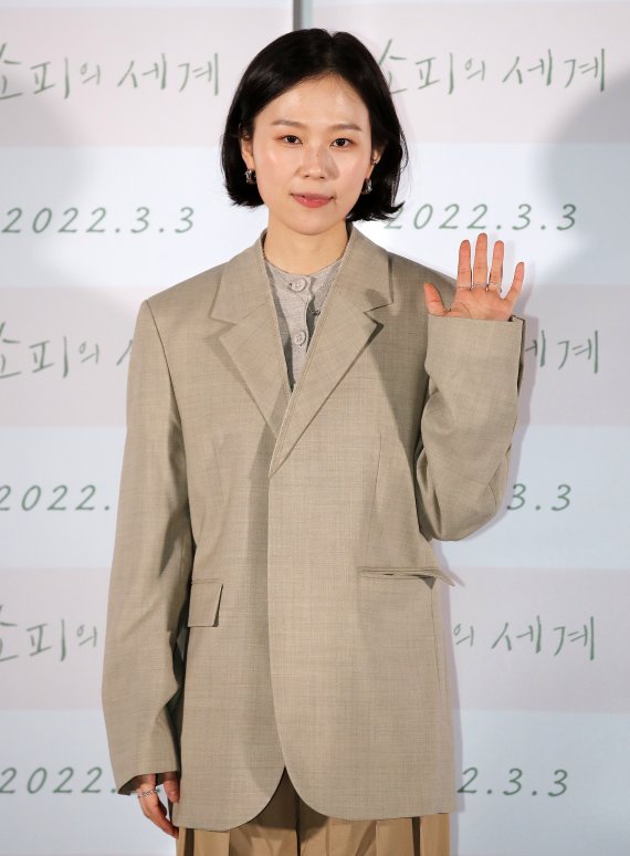 배우 김새벽이 16일 오후 서울 광진구 롯데시네마 건대입구에서 열린 영화 ‘소피의 세계’ 언론배급시사회에서 포토타임을 갖고 있다. 2022.2.16/뉴스1 © News1 김진환 기자