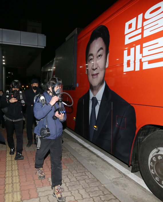 '유세버스 내 사망' 조사고용노동부 직원이 지난 15일 천안 동남경찰서에서 안철수 국민의당 대선 후보 유세차량 내 잔류 일산화탄소 점검을 하기 위해 준비작업을 하고 있다. 3·9 대선 공식 유세 첫날인 이날 유세차량에서 일산화탄소 중독으로 추정되는 남성 2명이 쓰러진 채 발견, 병원으로 옮겨졌으나 숨졌다. 뉴스1