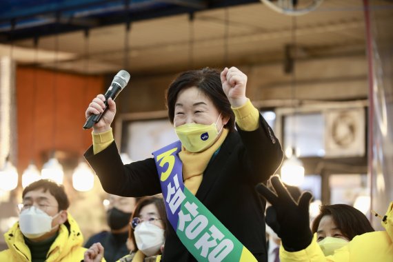 심상정 정의당 대선 후보가 16일 전남 목포 동부시장을 찾아 유세를 통해 지지를 당부하고 있다. 뉴시스