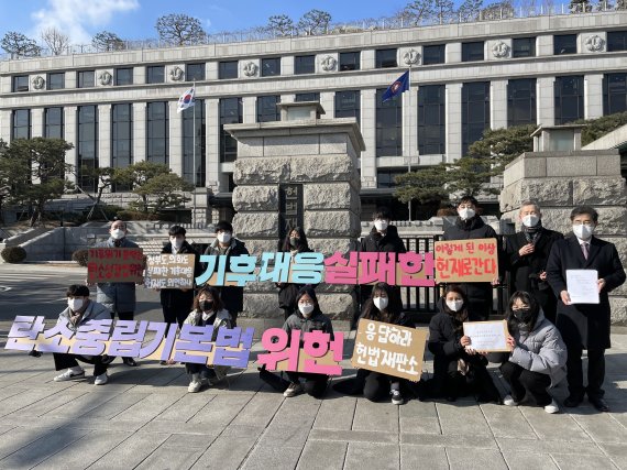 16일 청소년기후행동 활동가들이 서울 종로구 헌법재판소 앞에서 기자회견을 가졌다. 사진=박지연기자