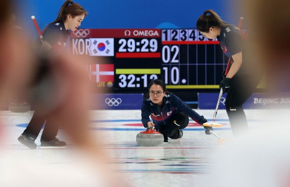 16일 중국 베이징 내셔널 아쿠아틱 센터에서 열린 2022 베이징 동계올림픽 컬링 여자 한국과 덴마크의 경기, 대한민국 팀킴 스킵 김은정이 스톤을 투구하고 있다. /사진=뉴시스