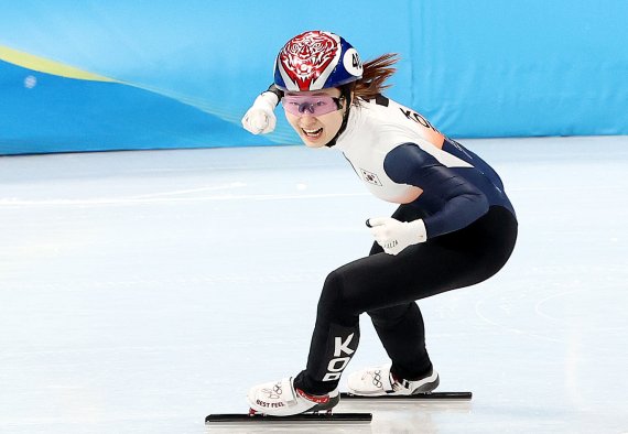 文대통령 "해낼 줄 알았다"…최민정 金·남자계주 銀 축전